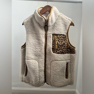Sherpa vest with cheetah print accent
